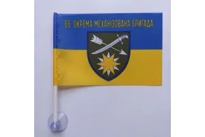 Прапор 66 бригади на присосці в автомобіль