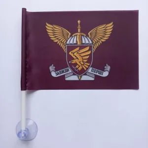 Прапор 95 бригади на присосці в автомобіль