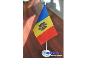 Прапор Молдови на підставці