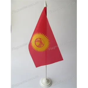Прапор Киргистану на підставці