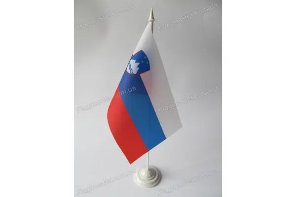 Прапор Словенії на підставці