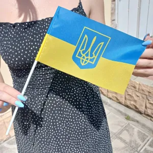 Прапор України з гербом на паличці 21х14см