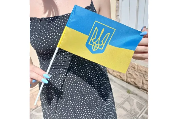Прапор України з гербом на паличці 21х14см