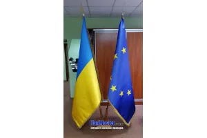 Прапор України та Євросоюзу кабінетний 180х120 см з підставкою