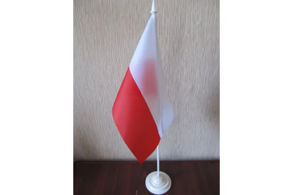 Прапор Польщі на підставці
